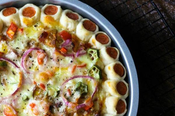 Cuối tuần làm ngay Pizza viền xúc xích đãi cả nhà thôi!