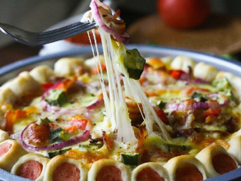 cuoi tuan lam ngay pizza vien xuc xich dai ca nha thoi Cuối tuần làm ngay Pizza viền xúc xích đãi cả nhà thôi!