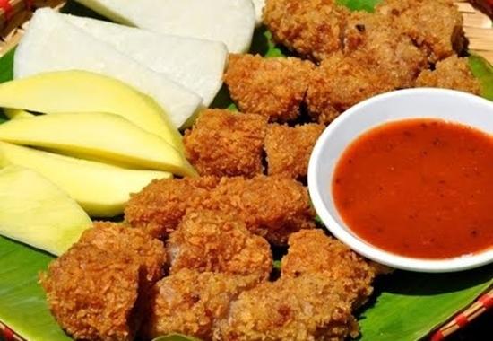 Cuối tuần mát trời tự làm nem chua rán đãi cả nhà