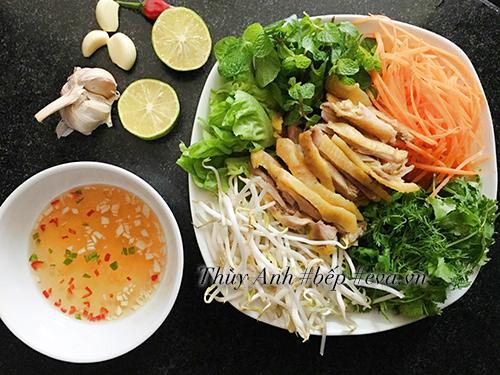 Cuối tuần rảnh rỗi làm phở cuốn gà ăn chơi