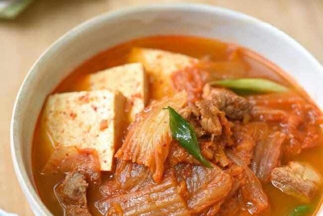Cuối tuần se lạnh làm ngay nồi canh kim chi, vừa ăn vừa xuýt xoa thật thích