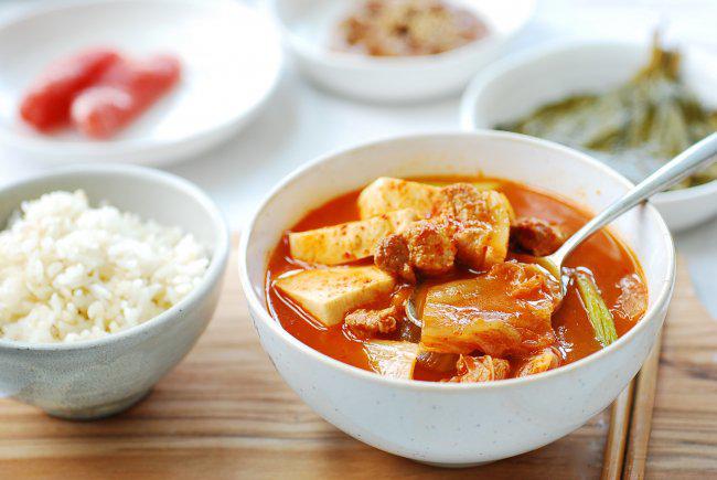 Cuối tuần se lạnh làm ngay nồi canh kim chi, vừa ăn vừa xuýt xoa thật thích
