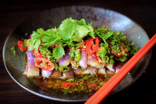 Cuối tuần thử làm salad cà tím đãi cả nhà