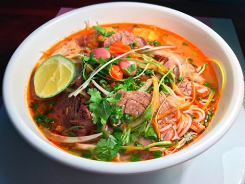 cuoi tuan tu lam bun bo hue tai nha Cuối tuần tự làm bún bò Huế tại nhà