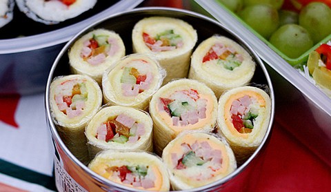 cuon sushi bang banh my Cuộn sushi bằng bánh mỳ