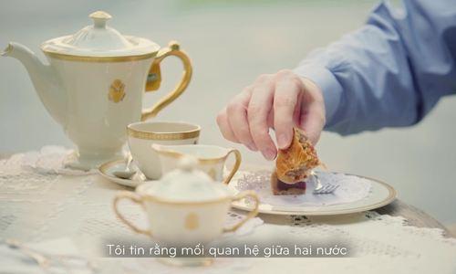 Đại sứ Mỹ làm bánh Trung thu với phô mai và việt quất