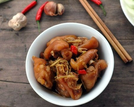 danh bay ca noi com voi mon chan gio kho tuong sa "Đánh bay" cả nồi cơm với món chân giò kho tương sả