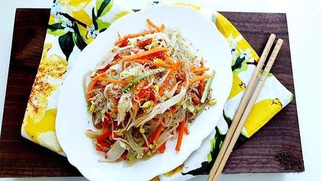 Đau đầu vì bữa trưa giảm cân, làm ngay món miến trộn giòn ngon, mát lành