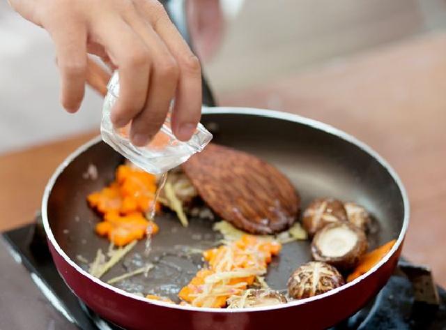 Đậu hũ non om nấm hương