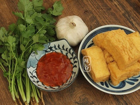 dau phu ran xong them chut nuoc sot nay ai cung doi an ma lai re tien Đậu phụ rán xong thêm chút nước sốt này ai cũng đòi ăn mà lại rẻ tiền