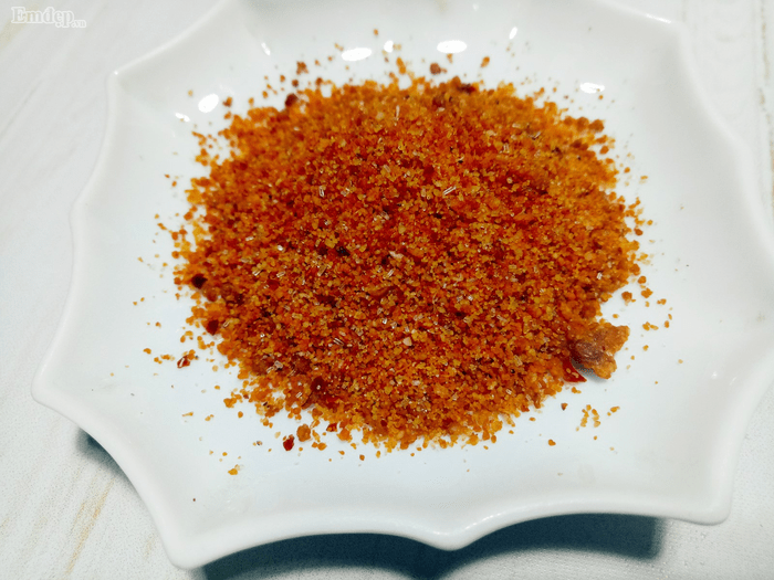 Dâu tây lắc chua chua, cay cay ăn vặt rất ghiền