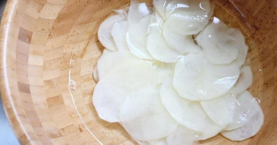 Đây là bí quyết làm snack khoai tây mỏng giòn ngon hơn đi mua
