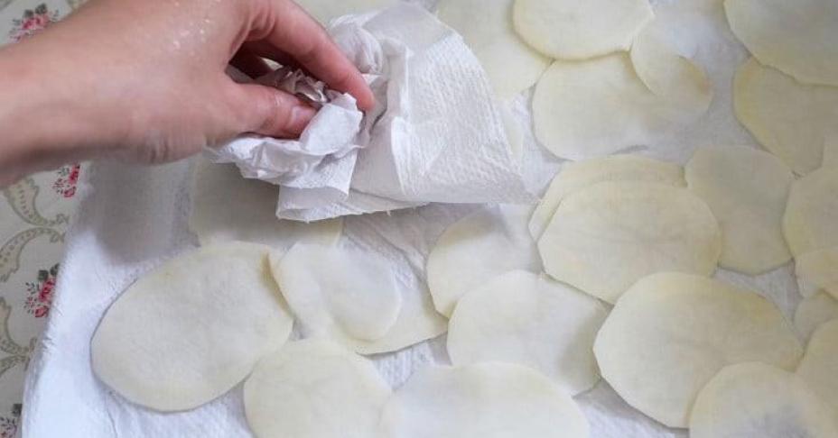 Đây là bí quyết làm snack khoai tây mỏng giòn ngon hơn đi mua