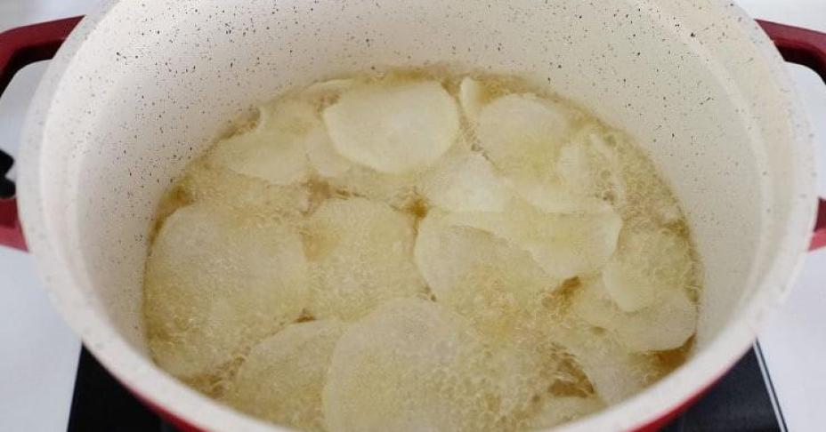 Đây là bí quyết làm snack khoai tây mỏng giòn ngon hơn đi mua