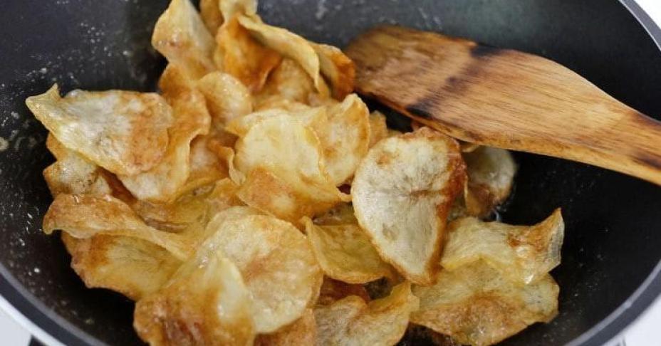 Đây là bí quyết làm snack khoai tây mỏng giòn ngon hơn đi mua