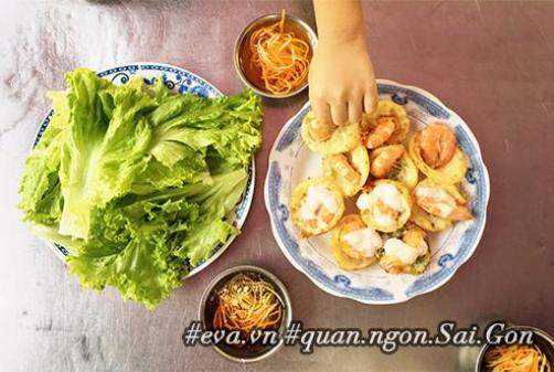 Đi ăn hàng bánh khọt vỉa hè có tôm nhảy "khổng lồ" to nhất Sài Gòn