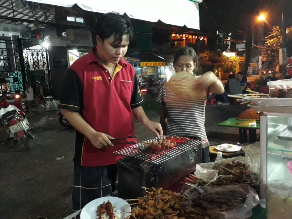 Đi ăn thịt heo xiên nướng than độc đáo ở Sài Gòn