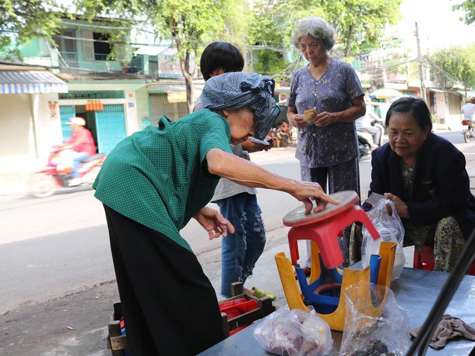 Dì Bảy bán cháo đậu Sài Gòn: 5.000 đồng cũng bán, bao người được no cái bụng