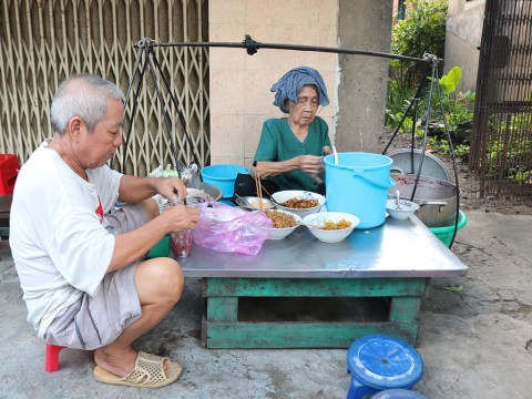 di bay ban chao dau sai gon 5 000 dong cung ban bao nguoi duoc no cai bung Dì Bảy bán cháo đậu Sài Gòn: 5.000 đồng cũng bán, bao người được no cái bụng