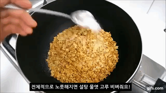 Đổ hết cả gói mì tôm vào chảo rang lên, đừng vội chê cười vì bạn sẽ ngạc nhiên với thành quả tôi làm...