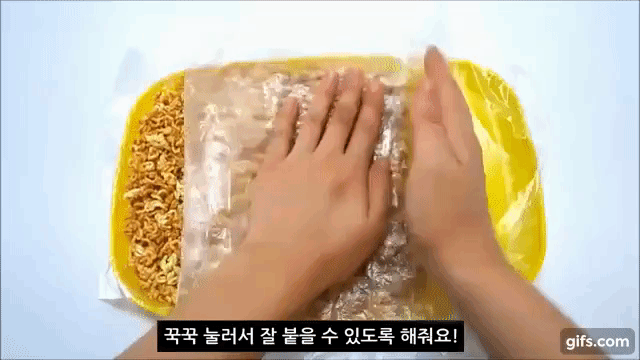 Đổ hết cả gói mì tôm vào chảo rang lên, đừng vội chê cười vì bạn sẽ ngạc nhiên với thành quả tôi làm...