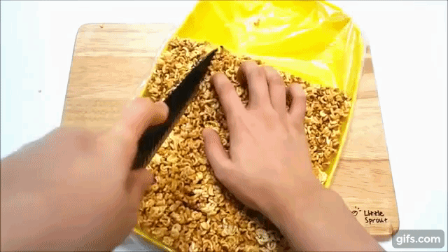 Đổ hết cả gói mì tôm vào chảo rang lên, đừng vội chê cười vì bạn sẽ ngạc nhiên với thành quả tôi làm...