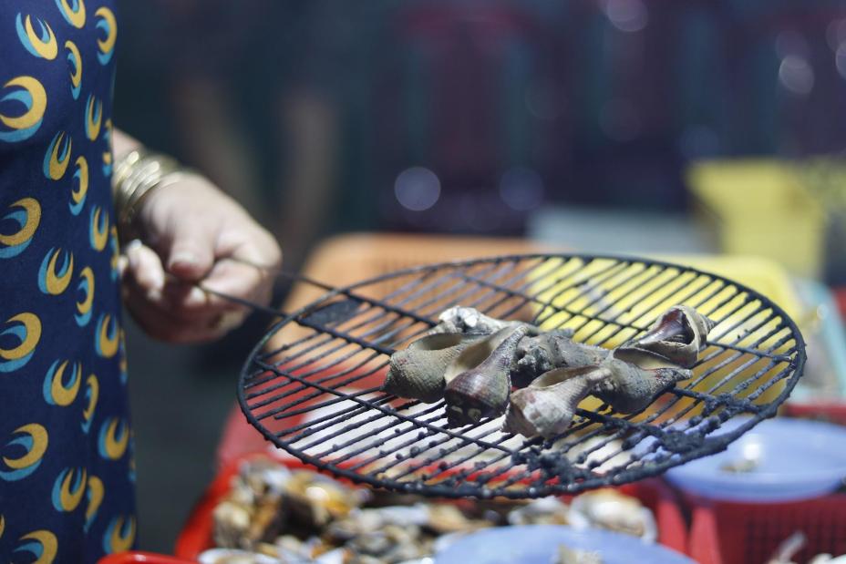 'Độc' nhất quán ốc Sài Gòn không bao giờ tăng giá, vừa ăn vừa ngắm tàu lửa