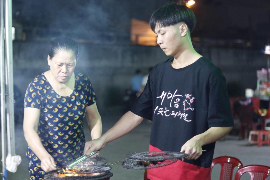 'Độc' nhất quán ốc Sài Gòn không bao giờ tăng giá, vừa ăn vừa ngắm tàu lửa