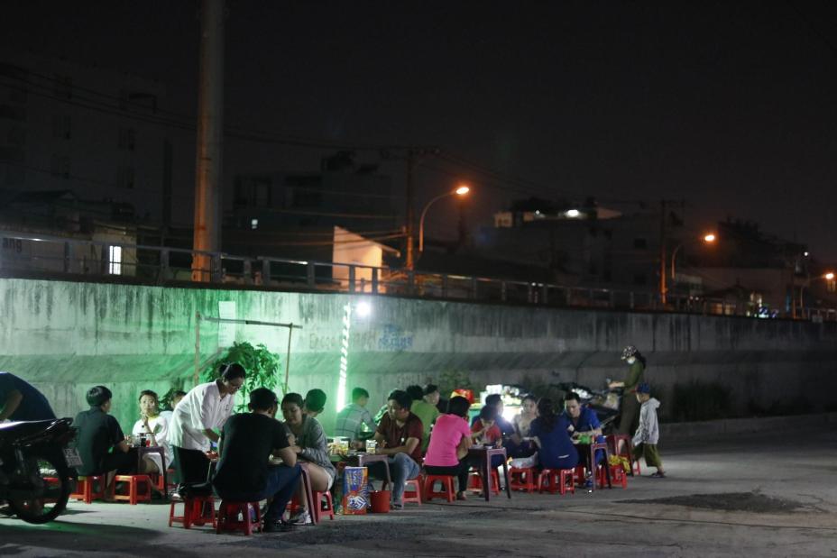 'Độc' nhất quán ốc Sài Gòn không bao giờ tăng giá, vừa ăn vừa ngắm tàu lửa