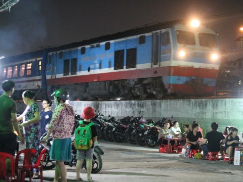 doc nhat quan oc sai gon khong bao gio tang gia vua an vua ngam tau lua 'Độc' nhất quán ốc Sài Gòn không bao giờ tăng giá, vừa ăn vừa ngắm tàu lửa