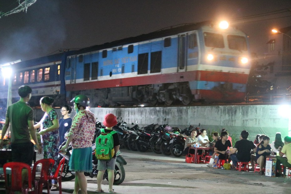 'Độc' nhất quán ốc Sài Gòn không bao giờ tăng giá, vừa ăn vừa ngắm tàu lửa