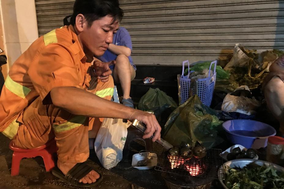 'Độc nhất' Sài Gòn bà cụ U.80 bán ốc lúc nửa đêm: Khách 'ghiền' vì tự nướng