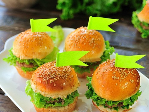 doi mon cho bua sang voi mon banh hamburger mini sieu cute Đổi món cho bữa sáng với món bánh hamburger mini siêu cute