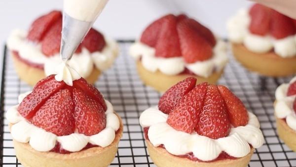 Đón Giáng sinh, học 9X Sài Gòn tự làm bánh tart dâu tây tuyệt ngon lại siêu đẹp để 'sống ảo'