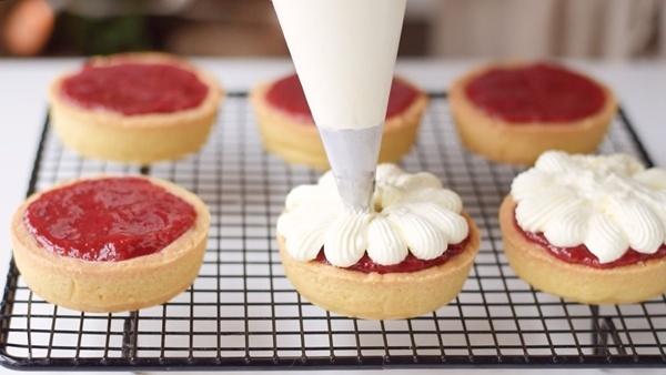 Đón Giáng sinh, học 9X Sài Gòn tự làm bánh tart dâu tây tuyệt ngon lại siêu đẹp để 'sống ảo'