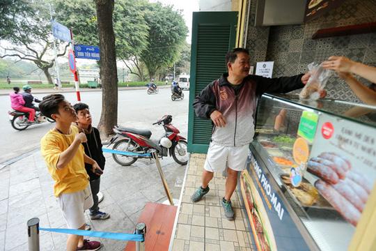 Du khách Hàn Quốc tấm tắc khen bánh mì Hà Nội quá ngon