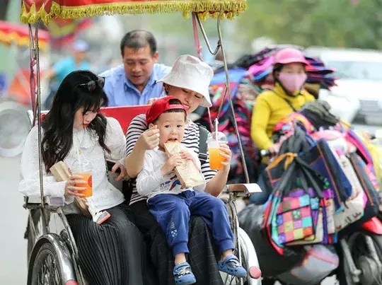 Du khách Hàn Quốc tấm tắc khen bánh mì Hà Nội quá ngon