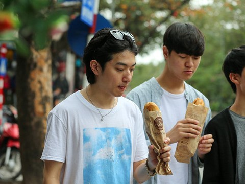 du khach han quoc tam tac khen banh mi ha noi qua ngon Du khách Hàn Quốc tấm tắc khen bánh mì Hà Nội quá ngon