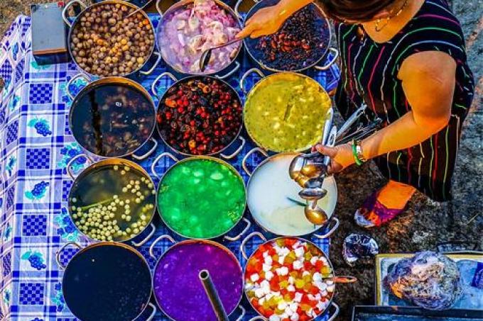 Du khách nước ngoài: Ẩm thực đường phố Sài Gòn ăn một tháng không hết