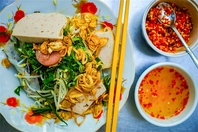 Du khách nước ngoài: Ẩm thực đường phố Sài Gòn ăn một tháng không hết