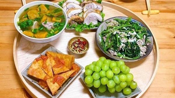 Dù sống ở Nhật Bản, mâm cơm thường ngày của nàng 8X Việt vẫn thấm đượm hương vị quê hương khiến dân mạng khen không tiếc lời