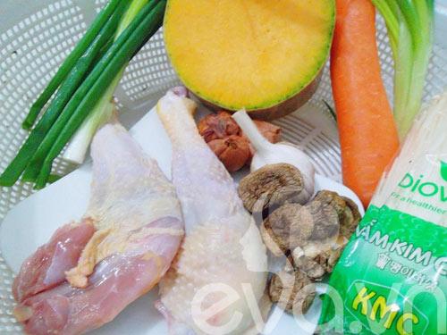 Đùi gà hầm nấm và bí đỏ