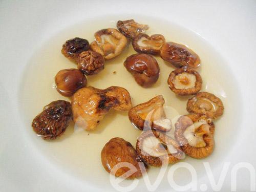 Đùi gà hầm nấm và bí đỏ