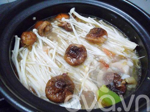 Đùi gà hầm nấm và bí đỏ