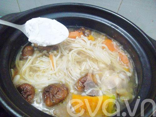 Đùi gà hầm nấm và bí đỏ