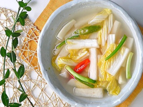 dung lam dua muoi kieu cu nua lam the nay la mieng hon nhieu an voi gi cung Đừng làm dưa muối kiểu cũ nữa, làm thế này lạ miệng hơn nhiều, ăn với gì cũng ngon!