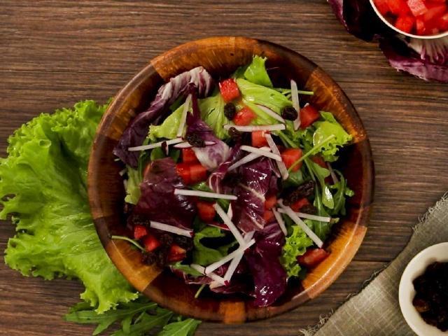 Gà lăn hồ đào Mỹ chiên giòn với salad nho khô dưa hấu