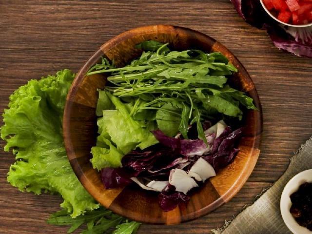 Gà lăn hồ đào Mỹ chiên giòn với salad nho khô dưa hấu