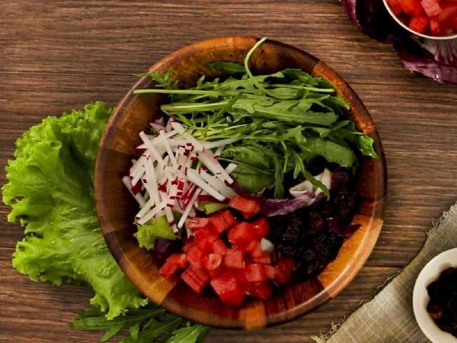 Gà lăn hồ đào Mỹ chiên giòn với salad nho khô dưa hấu