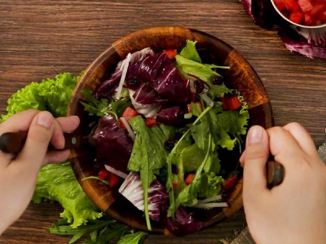 Gà lăn hồ đào Mỹ chiên giòn với salad nho khô dưa hấu